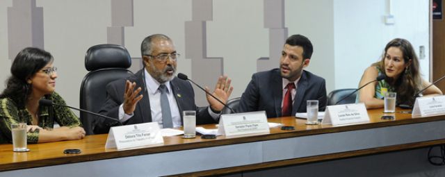 Senador Paulo Paim fala durante reunião da Subcomissão que trata do tema