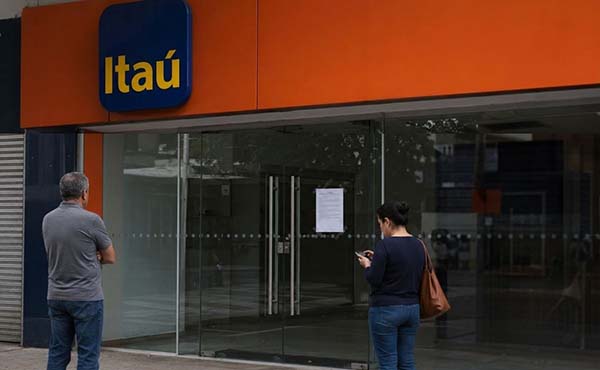 Itaú fechou agência e avisou clientes com papel colado na porta 