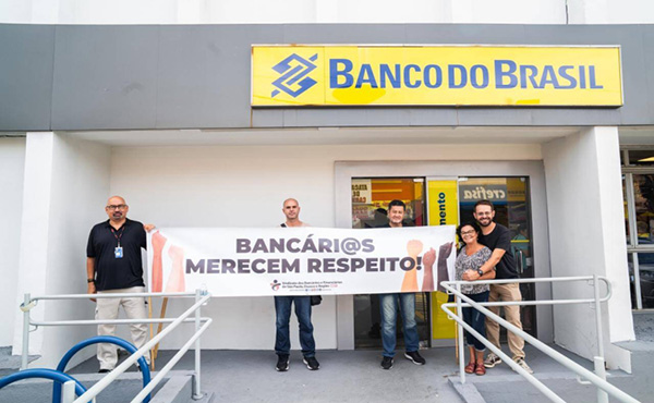 Sindicato protesta contra falta de funcionários em agência do Banco do Brasil