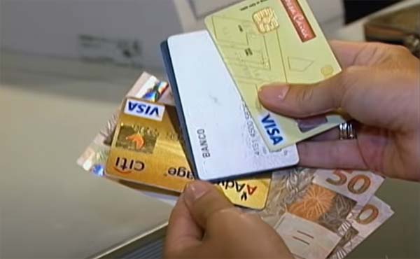 Bancos tentam barrar avanço de proposta que limita juro do cartão de crédito