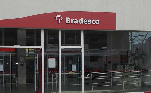 Demissões e mau atendimento no Bradesco: banco é alvo de protesto