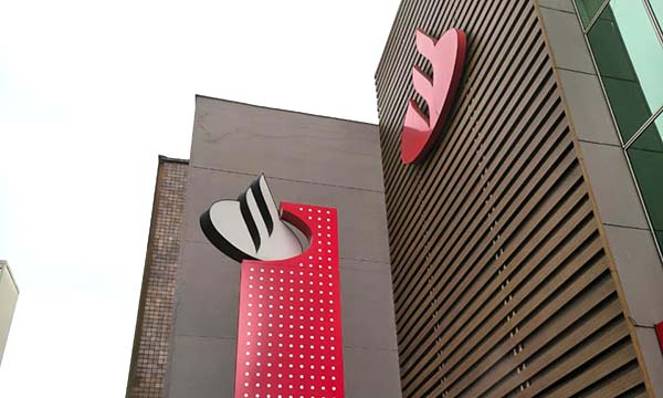 Santander fecha 44 agências no Reino Unido