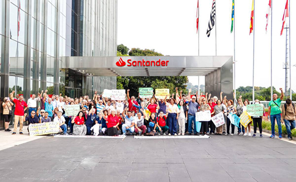 Aposentados e trabalhadores do Santander protestam durante visita da presidenta mundial do banco