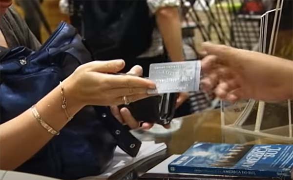  Juros do rotativo do cartão cai a 428,3% em março; uso da modalidade sobe