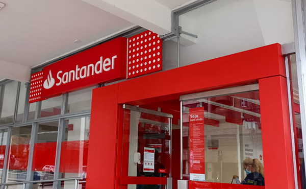 Santander anuncia nova terceirização que afetará centenas de bancários em SP