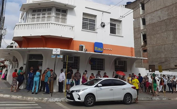 MP dá 72h para Itaú explicar fechamento de agência e fila no sol em MG
