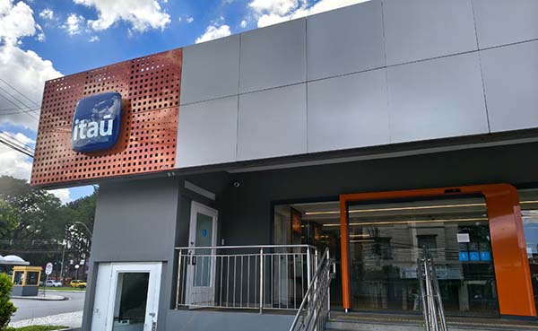 Bancária do Itaú não consegue manter juros reduzidos de financiamento após demissão