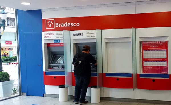 Brasileiros começam a ser notificados sobre o fim dos caixas em banco a partir de julho
