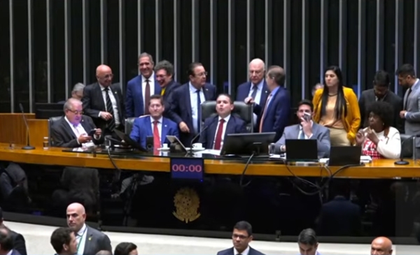 Câmara aprova PEC que acaba com escala 6x1 e reduz jornada semanal para 40 horas