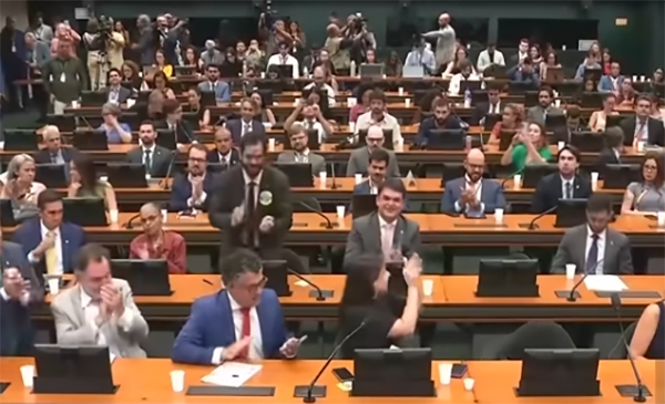 Comissão aprova relatório, e PEC da escala 6x1 avança na Câmara