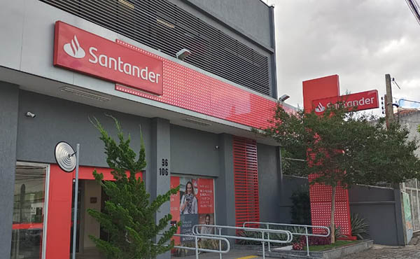 Banco Santander é acusado de cobranças indevidas após cancelamento de cartão por falhas de segurança