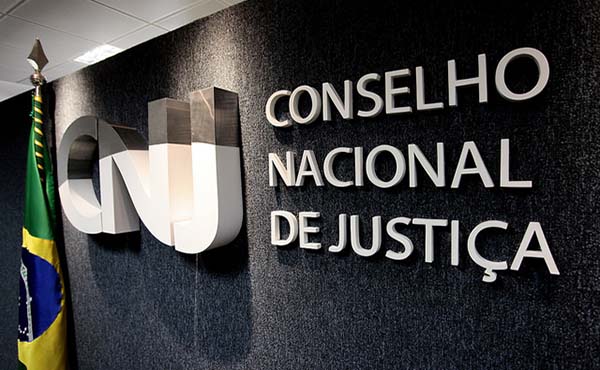 Juízes e procuradores flexibilizam férias para terem seis meses de folga por ano
